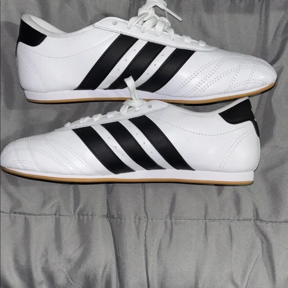 Adidas Classic White and Black Trainers sneakers size 9 w - Picture 2 of 6